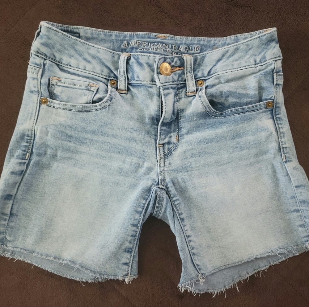 AE Wms size 2 super stretch midi bleach washed jean shorts